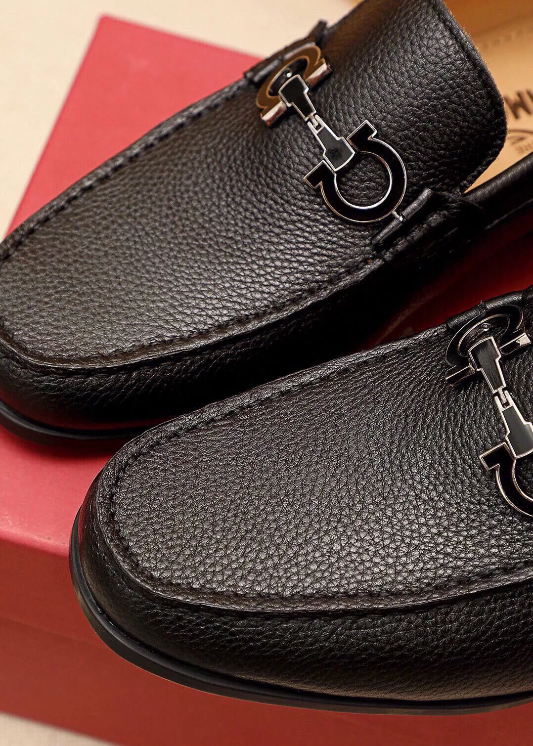 Men's shoes 💰480 💐 Product trademark: Ferragamo "Ferragamo" casual leather shoes Regular size: 38-44 (45🉑️customized) Product materials: Selected imported first-layer pebbled cowhide leather upper + luxury hardware buckle, imported water-dyed cowhide leather lining. Strong three-dimensional visual effect, original outsole color: 4⃣️seed leather materials available